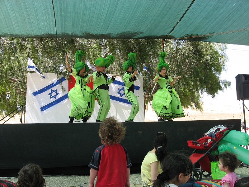 החלום של מניאק. המטבח בצבעי ירוק בהיר וכתום.