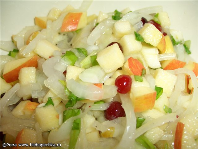 Witte uiensalade met appel