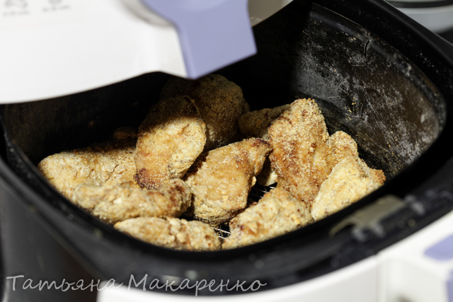 Nuggets de gall dindi en una fregidora d’aire