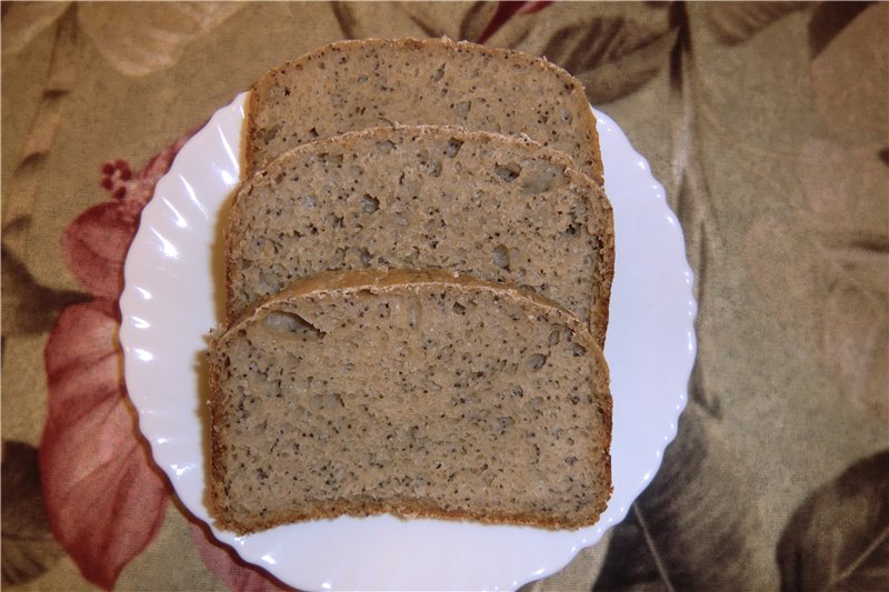 Pane di grano saraceno con semi di papavero, semi di lino, noci