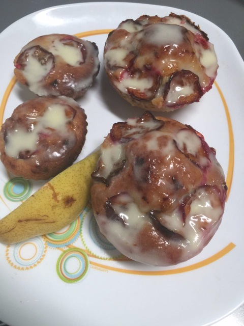 Pastel de ciruelas con relleno de crema agria