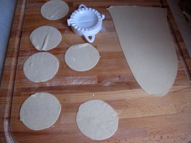 Dumplings met kersen en soezendeegsaus (geen eieren)