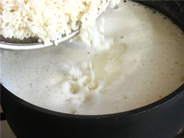 Arroz con leche con leche de soja con vainilla y ciruelas pasas.