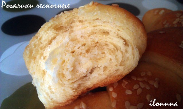 Garlic bagels with sesame seeds