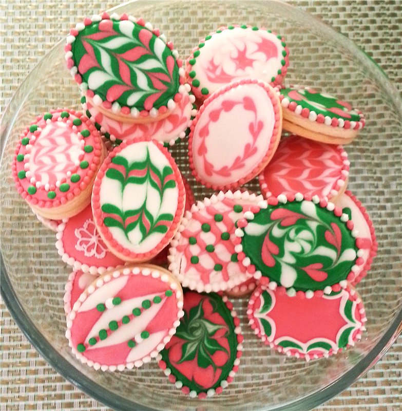 We decorate gingerbread cookies, cookies