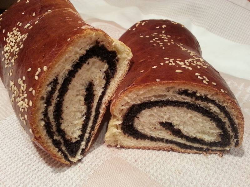 Roll con semi di papavero, noci e uvetta