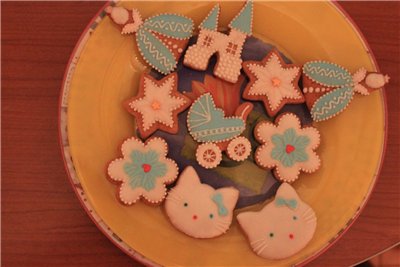 We decorate gingerbread cookies, cookies