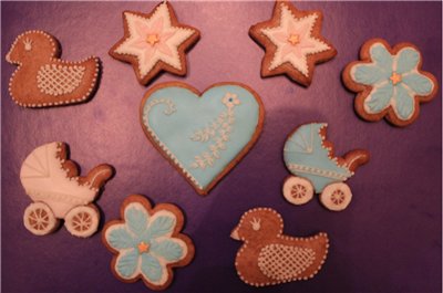 We decorate gingerbread cookies, cookies