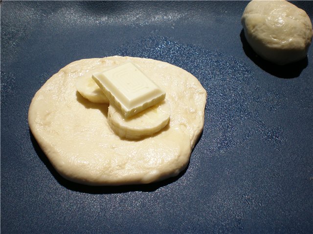 Gebakken taarten met banaan en witte chocolade "Indian Pastry"