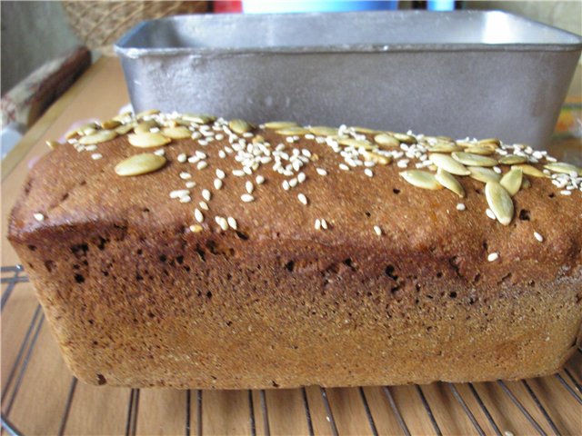 Itim na mabangong tinapay batay sa rye sourdough.