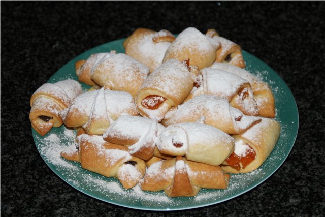 Bagel di lievito con marmellata di plastica