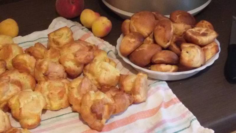 Eclairs và bánh ngọt với sữa trứng, kem tươi và phô mai Philadelphia