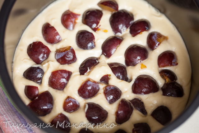 Pie with plums in Brand 6051 pressure cooker