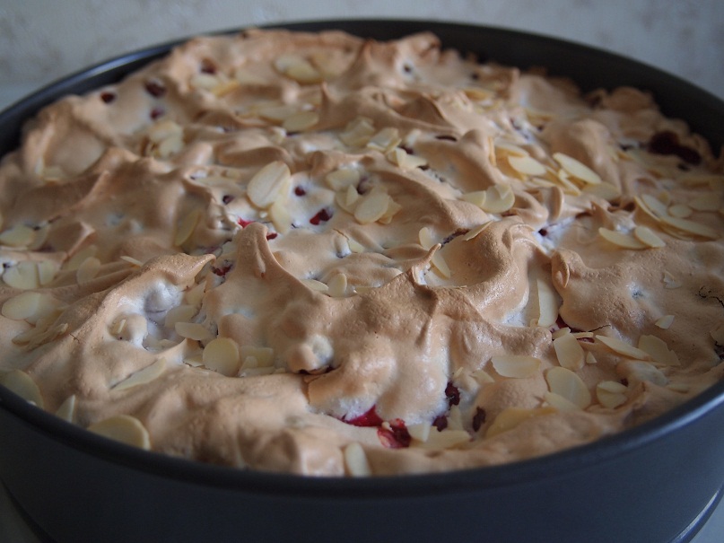 Pastel de merengue de grosella roja