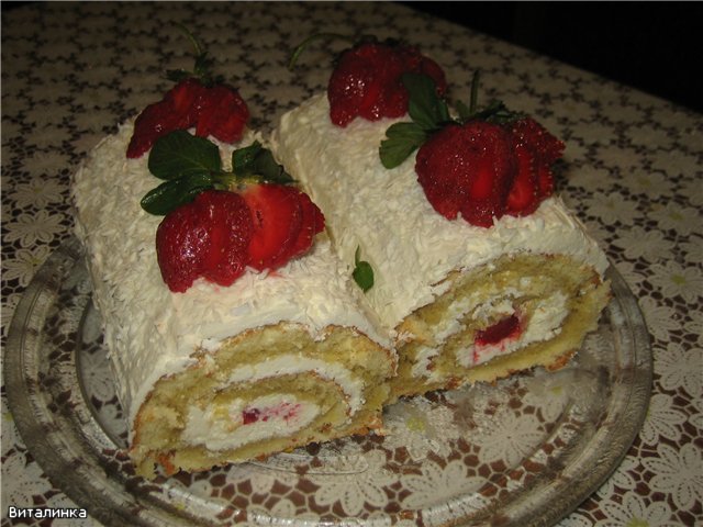 Roll con crema de cuajada y fresas