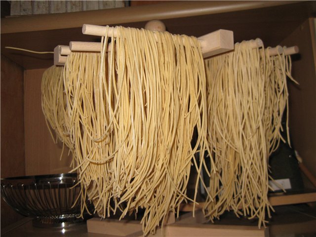 Tagliatelle fatte in casa, ravioli e tutto il necessario per prepararli