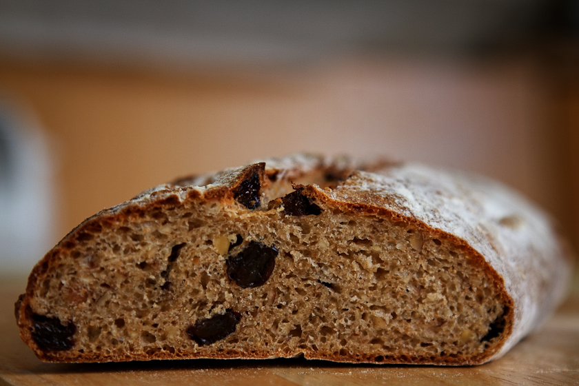 Pan integral con pasas, avellanas y chalotas al horno