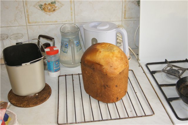 Easter cake with raisins