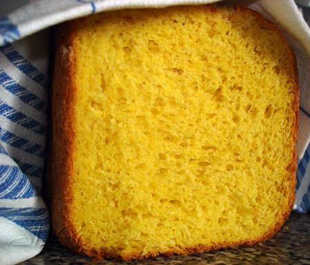 Pane alle carote in una macchina per il pane