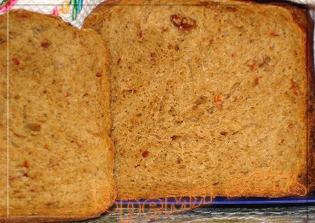 Pane di segale di grano con pomodori secchi e spinaci (macchina per il pane)