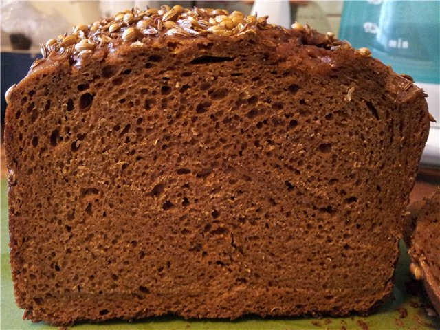 Pan aromático negro a base de masa madre de centeno.