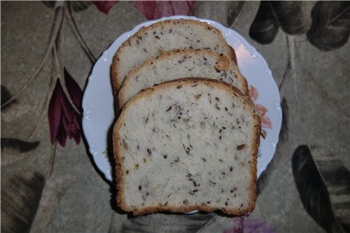 Pane di grano con semi di lino, sesamo e girasole in una macchina per il pane