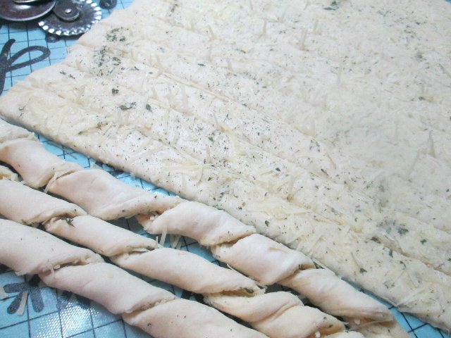 Torsioni di cannella fatte in casa e cannucce di formaggio - cannucce di formaggio