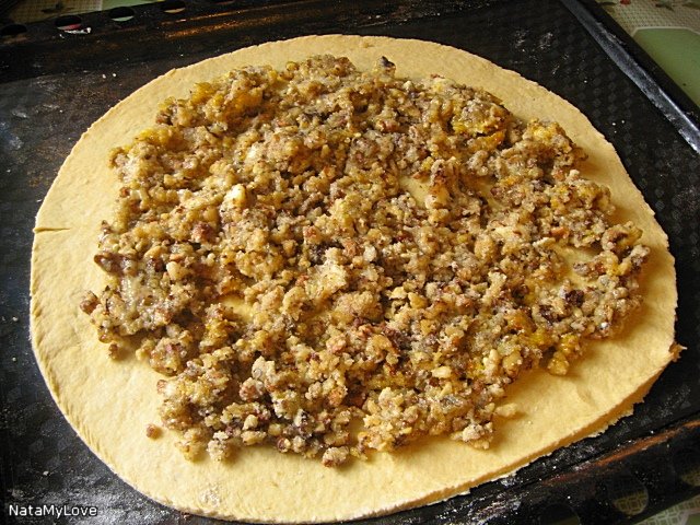 Torta di pasta frolla con ripieno di noci