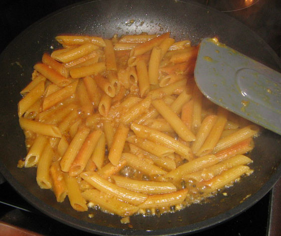 Pasta con crema, queso y espinacas