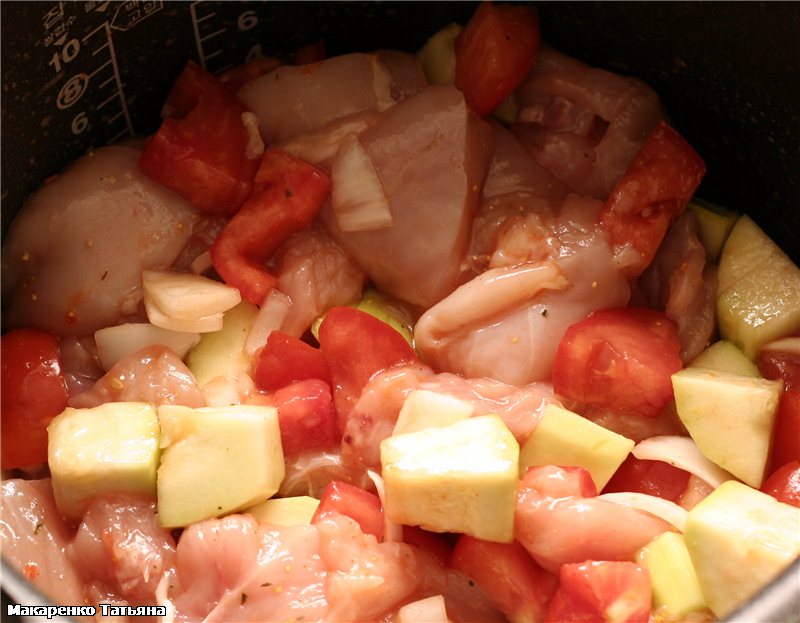 Fillet ng manok na may mga gulay sa isang mabagal na kusinilya