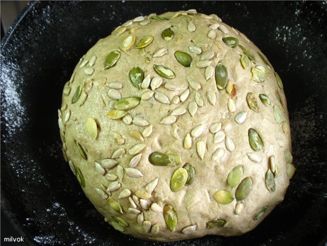 Pan de centeno y nueces con suero.