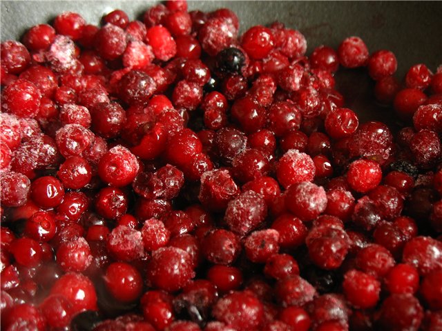 Steam rolls with lingonberry sauce