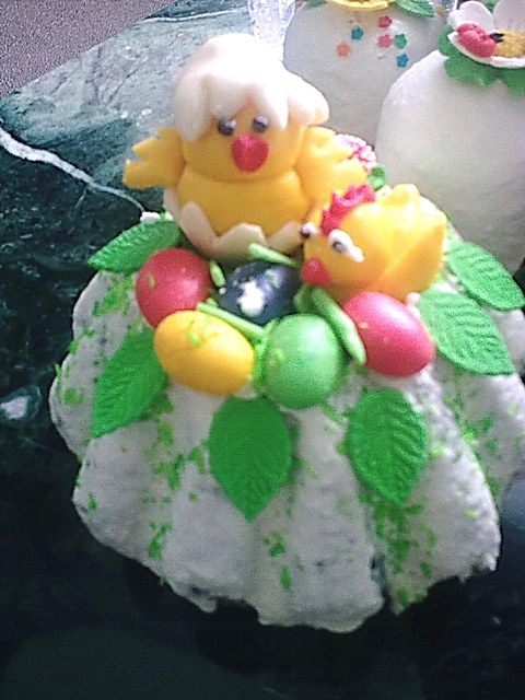 Examples of decorating Easter cakes and Easter