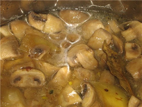 Ingemaakte champignons in huisstijl