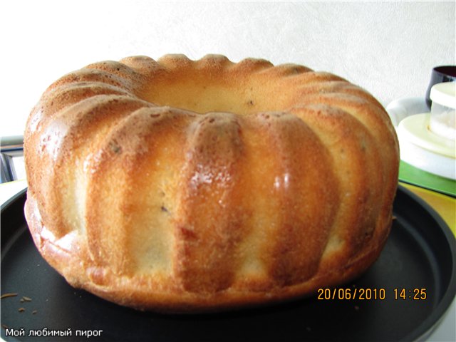 Pastel de muffin de primavera con masa madre en el horno.