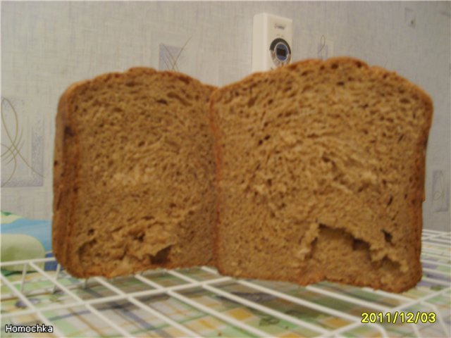 Pane integrale di segale con marmellata di mele