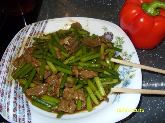 Carne alla cinese con germogli d'aglio (in una pentola a cottura lenta)