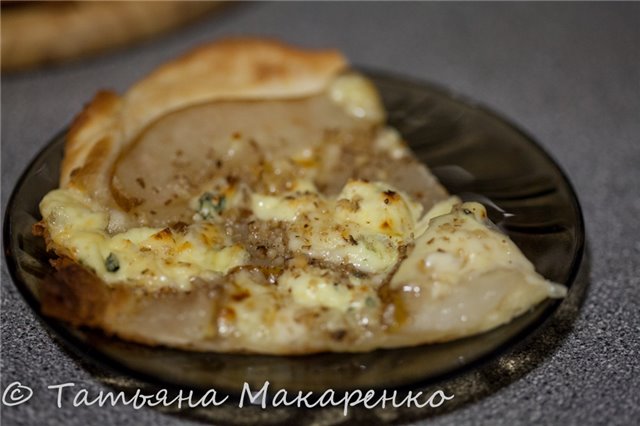 Puff pastry pie with pears and Dorblu cheese