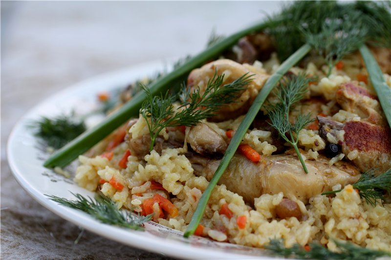 Pilaf uzbeko con pollo e uvetta (master class)