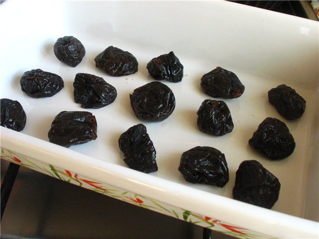 Rice pudding with soy milk with vanilla and prunes.