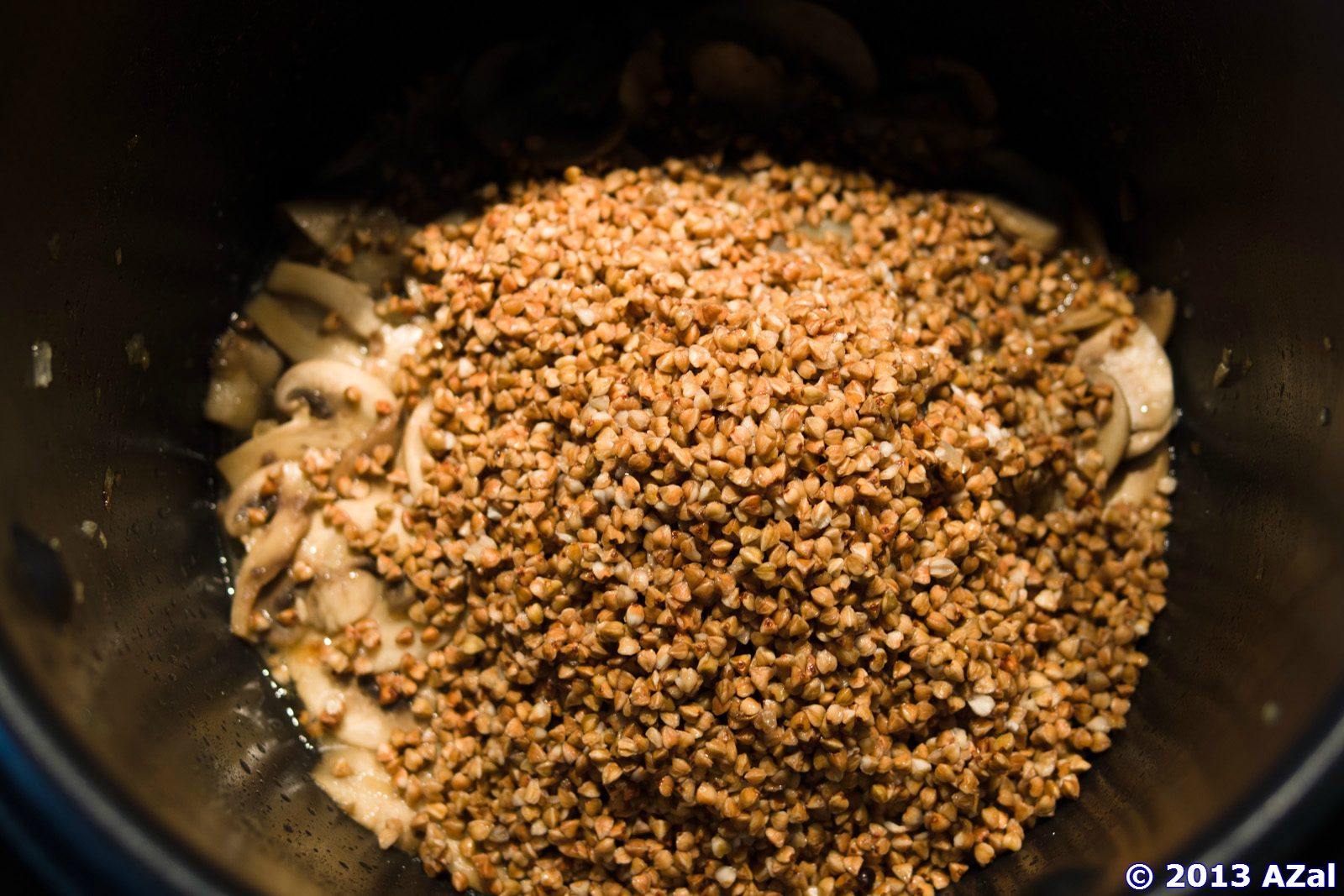 Porridge di grano saraceno con funghi prataioli e cipolle (multicooker Moulinex Minute Cook CE4000)