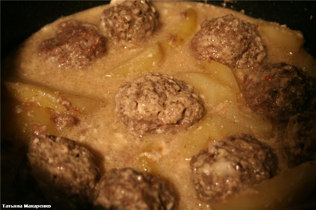 Mga meatball na may patatas sa pagpuno ng gatas