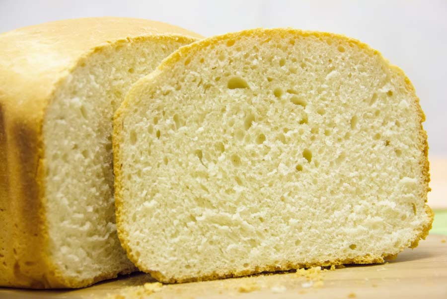 Pane francese in una macchina per il pane con lievito pressato