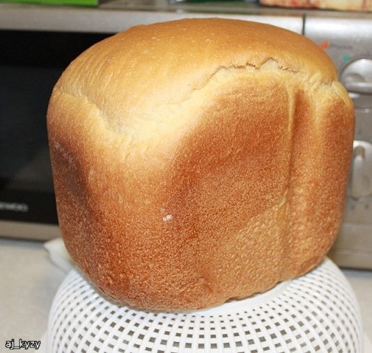 Pane al latte di senape in una macchina per il pane