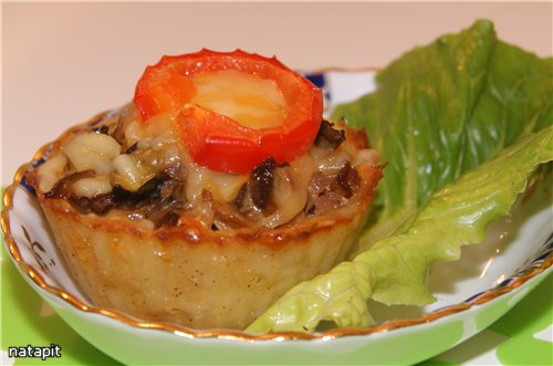 Cestini da pasticceria per frittelle di patate con ripieno di funghi e formaggio