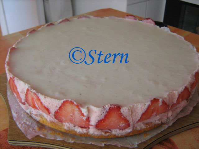 Strawberry cake na may champagne