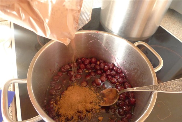 Cómo hacer mermelada de cerezas cubierta de chocolate