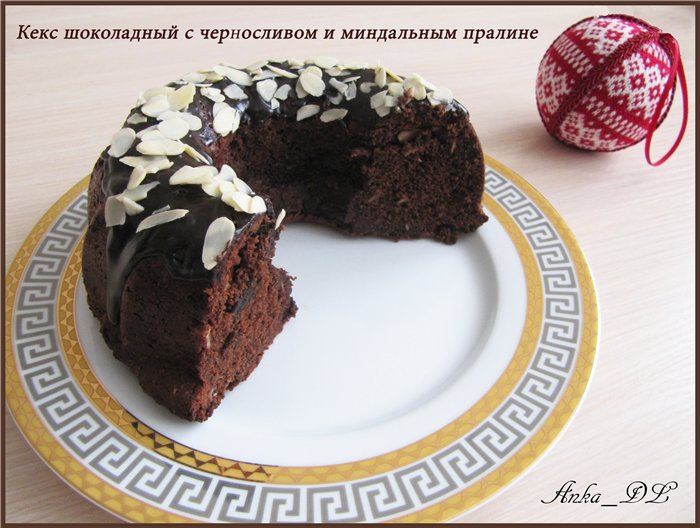 Chocolate muffin with prunes and almond praline