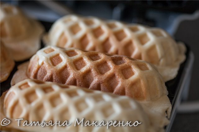 Salsicce in pasta in una macchina per waffle-waffle Pyshka-3