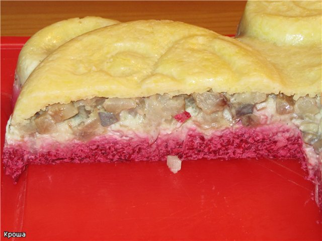 Tort cu gustări și produse de patiserie Herring sub o haină de blană